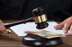 Благородні українські чиновники та злі іноземці, які заважають їм робити добро