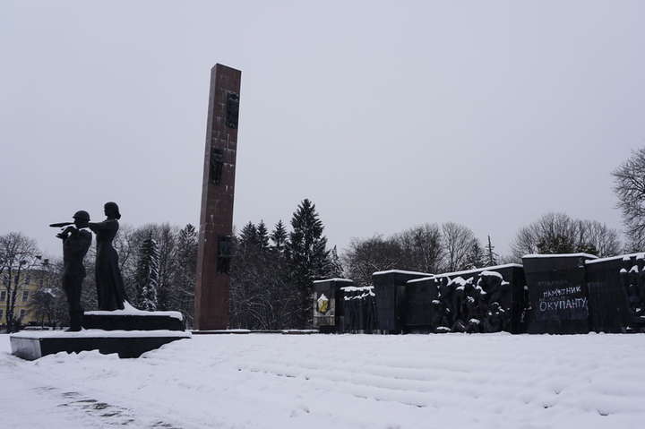 Во Львове демонтируют 30-метровую часть Монумента славы