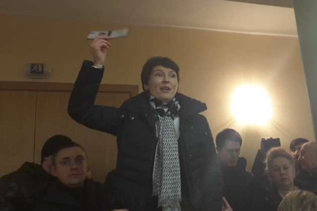Депутат від «Самопомочі» повзала на колінах під час звіту голови Печерського району