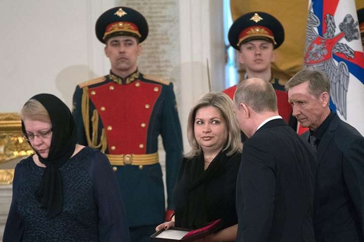 Путин дал «Золотую Звезду» семье погибшего в Сирии летчика 