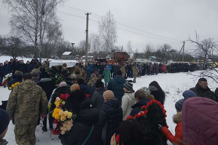На Житомирщине похоронили погибшую на Донбассе 23-летнюю медсестру (фото)