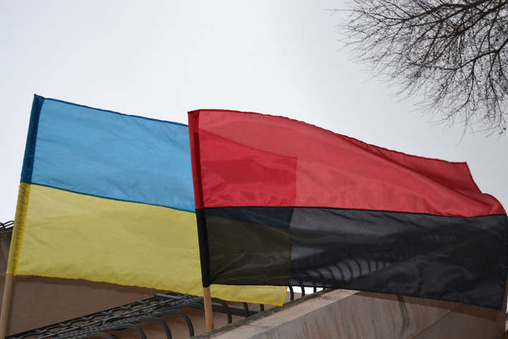 На Дніпропетровщині депутати влаштували сутичку через червоно-чорний прапор