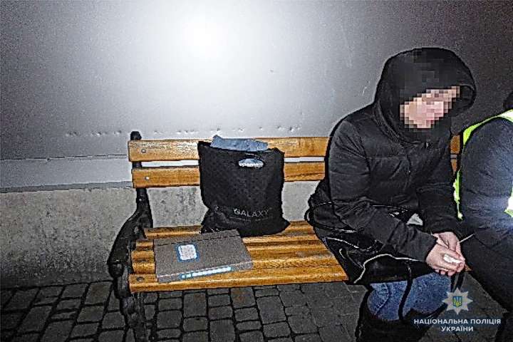 Кримінальний рекорд: у Києві жінка пограбувала два магазини менш ніж за годину
