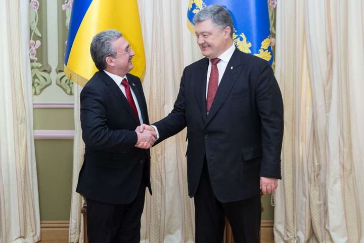 Петро Порошенко та посол Чилі Хуліо Браво - Порошенко прийняв вірчі грамоти від послів Гватемали, Чилі та Мавританії