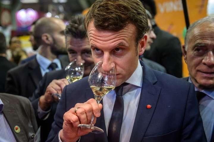 Французький президент розповів, як часто п’є вино