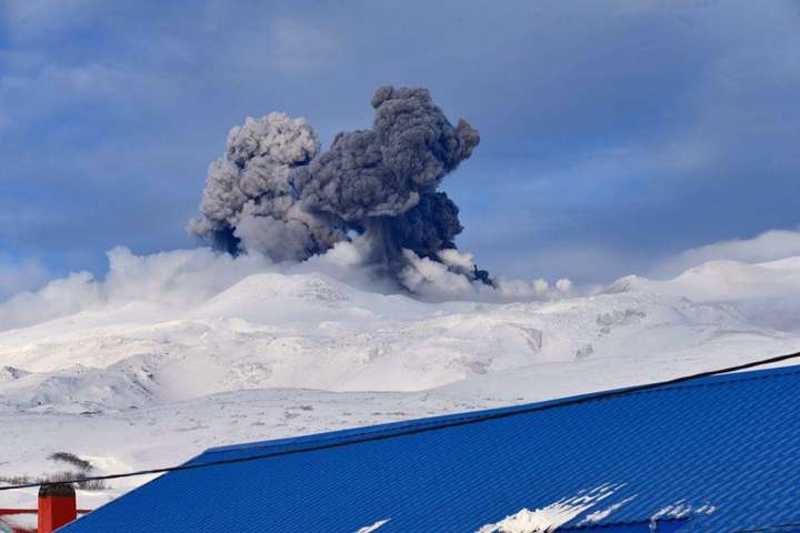 Вулкан Ебеко присипав попелом російське місто Сєвєро-Курильськ