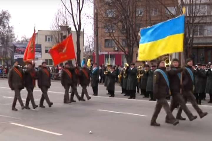 Нацгвардійці несли радянські прапори на параді у Кривому Розі