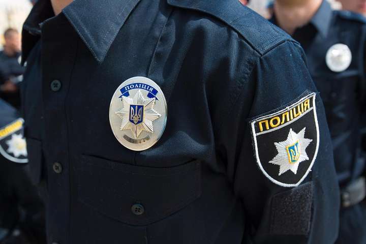 На Донеччині школярка викликала поліцію через п’яного вітчима-дебошира