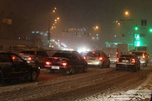 Через сильний снігопад у центрі Києва ускладнений рух транспорту