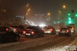 Через сильний снігопад у центрі Києва ускладнений рух транспорту