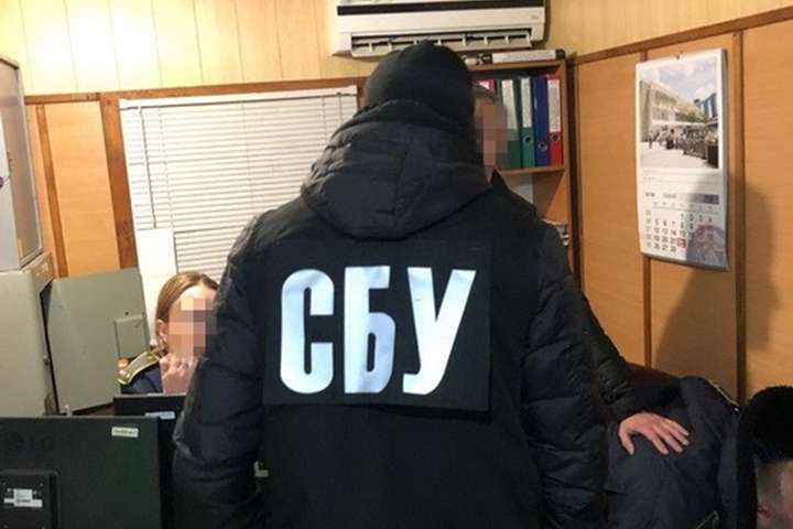 На адмінкордоні з Кримом СБУ викрила митника на хабарі