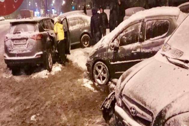 Негода у Києві: водій Subaru протаранив декілька автомобілів