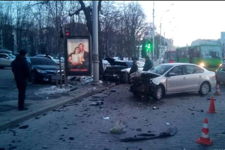 У центрі Харкові зіткнулися чотири автівки, є постраждалі