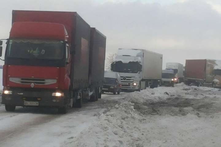 На Івано-Франківщині через снігопад обмежили рух вантажівок