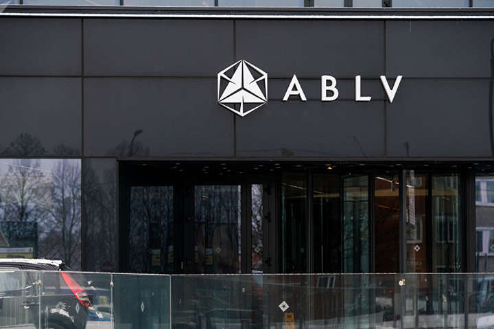 Скандал із відмиванням коштів поховав один з найбільших банків Латвії