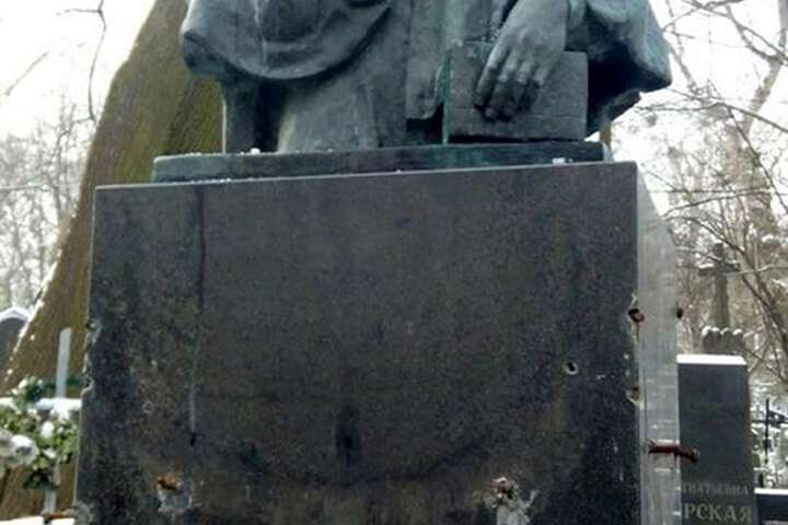 Вандали понівечили пам’ятник на могилі Лесі Українки