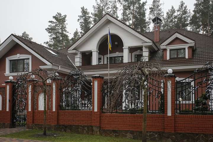 Прихильники Саакашвілі заявляють, що їх побила охорона маєтку Луценка