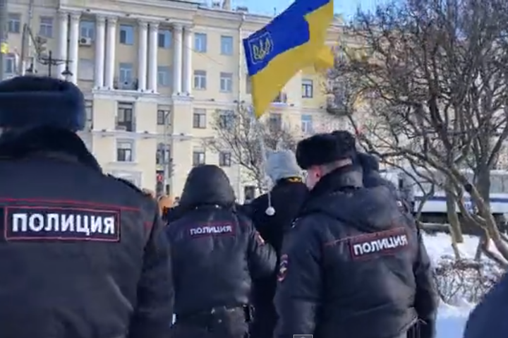 У Петербурзі затримали протестувальника, що ніс український прапор
