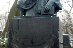 Поліція прокоментувала вандалізм на могилі Лесі Українки