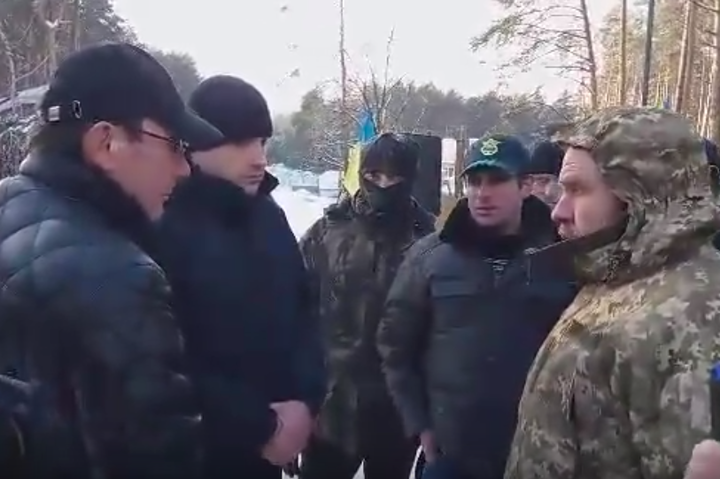 Луценко вийшов до активістів, які організували пікет під його будинком (відео)