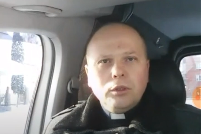 Український священик почав проводити богослужіння в Instagram (відео)
