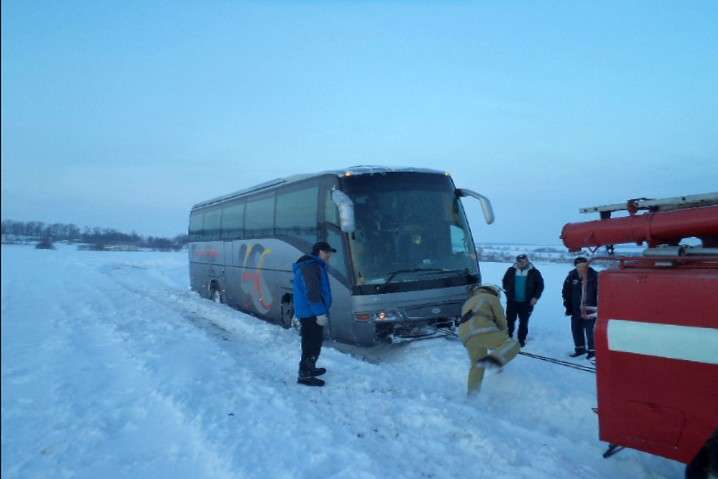 Рятувальники витягли зі снігового замету автобус із двома десятками туристів