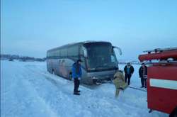 Рятувальники витягли зі снігового замету автобус із двома десятками туристів
