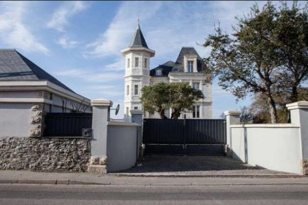 У Франції активісти пікетували розкішний маєток доньки Путіна