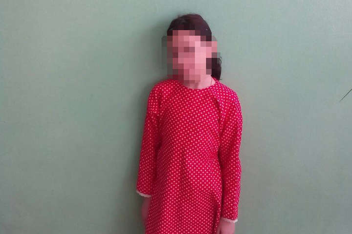 У Києві матір на півтора місяця залишила 9-річну доньку у хостелі