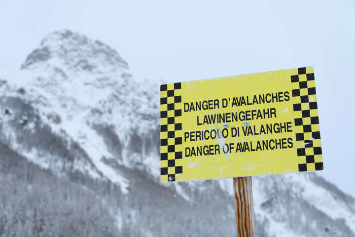 У Швейцарських Альпах на лижників зійшла лавина