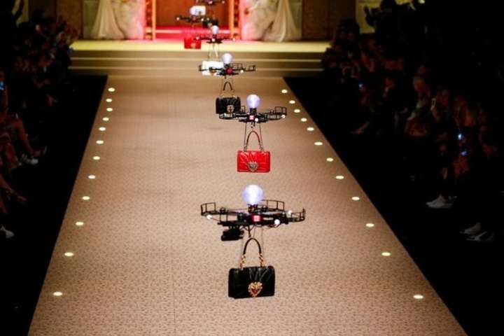 Показ бренду Dolce&Gabbana у Мілані відкрили дрони