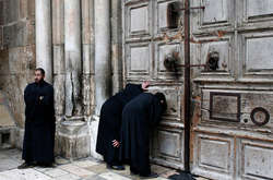 Вперше за 100 років закрились двері храму Гробу Господнього в Єрусалимі
