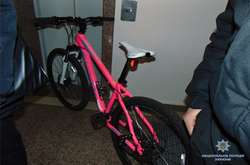 На Оболоні затримали чоловіка, який намагався вкрасти велосипед