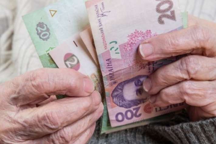 Стало известно, сколько украинцев получают более 10 тыс. грн пенсии 