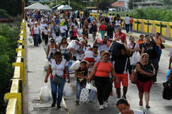 Венесуельці масово тікають в Колумбію
