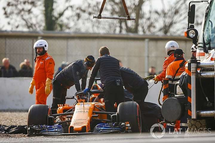 Чемпіон Формули-1 ледь не потрапив в аварію у перший день тестів у новому році (відео)
