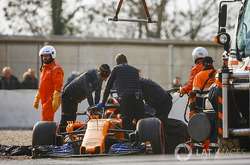 Чемпіон Формули-1 ледь не потрапив в аварію у перший день тестів у новому році (відео)