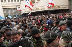 У мітінгах 26 лютого 2014 року в Криму брали участь переодягнені в цивільне російські військові