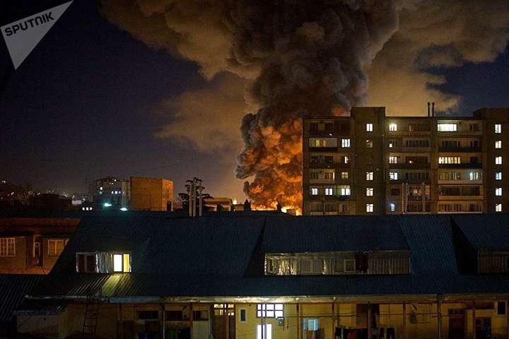 У Тбілісі пожежа охопила торговий центр