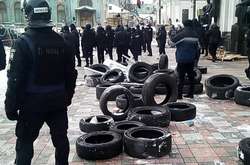 Під Радою знову сутички: активісти кидалися вибухівками, є затримані