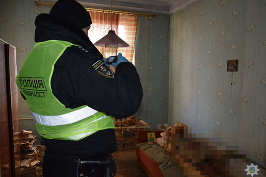 Поліцейські у Миколаєві знайшли в квартирі пенсіонерки муміфіковане тіло її матері