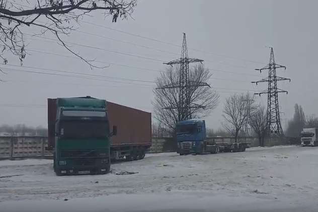 Снігопад в Україні: біля Одеського НПЗ паралізовано рух транспорту