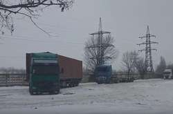 Снігопад в Україні: біля Одеського НПЗ паралізовано рух транспорту