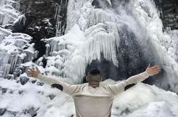 Опубликованы сказочные фото замерзших водопадов в Карпатах
