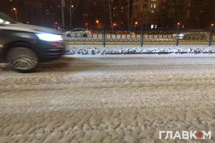 Снігопад призвів до десятибальних заторів у Києві