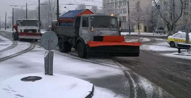 Комунальники Києва за добу висипали на дороги декілька тонн піщано-соляної суміші