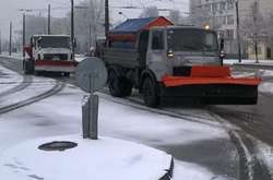 Комунальники Києва за добу висипали на дороги декілька тонн піщано-соляної суміші