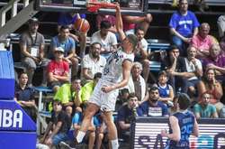 На баскетболіста збірної Парагваю під час матчу впав щит (відео)