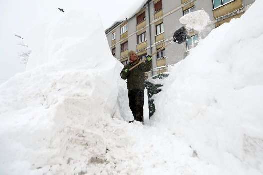 Сильные снегопады парализовали Европу (фото)