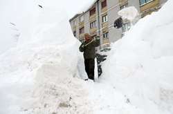 Сильные снегопады парализовали Европу (фото)